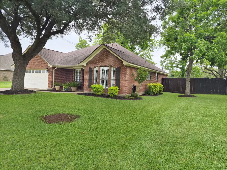 54 Zinnia Court, Lake Jackson, TX 77566 - #3