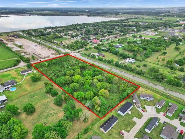 2020 E Wallisville Road, Highlands, TX 77562