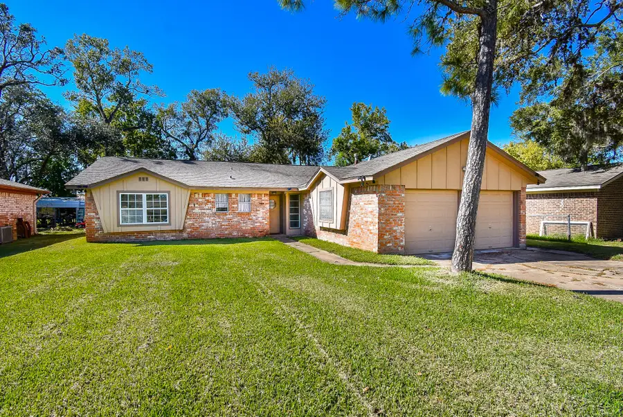 731 Hollyhock Street, Richwood, TX 77531 - Image #2