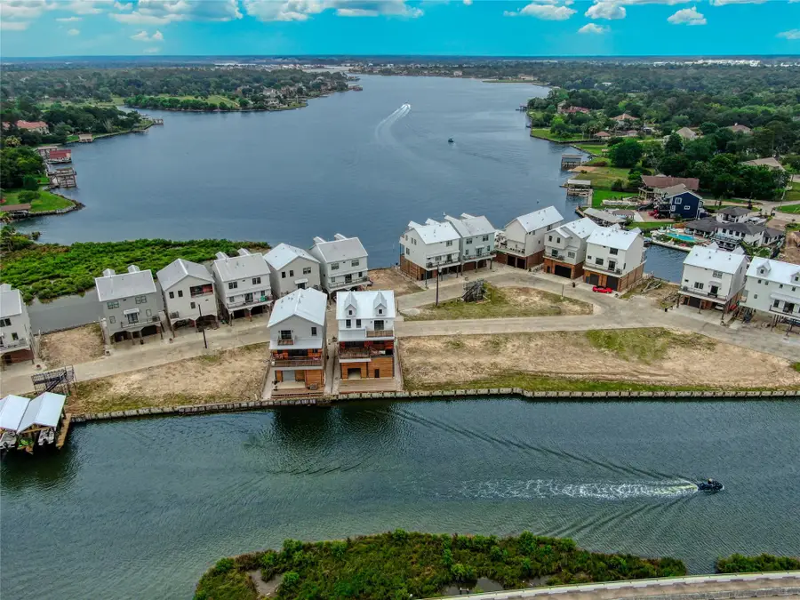 28 Cmdr Runco Lane, Taylor Lake Village, TX 77586 - Image #2