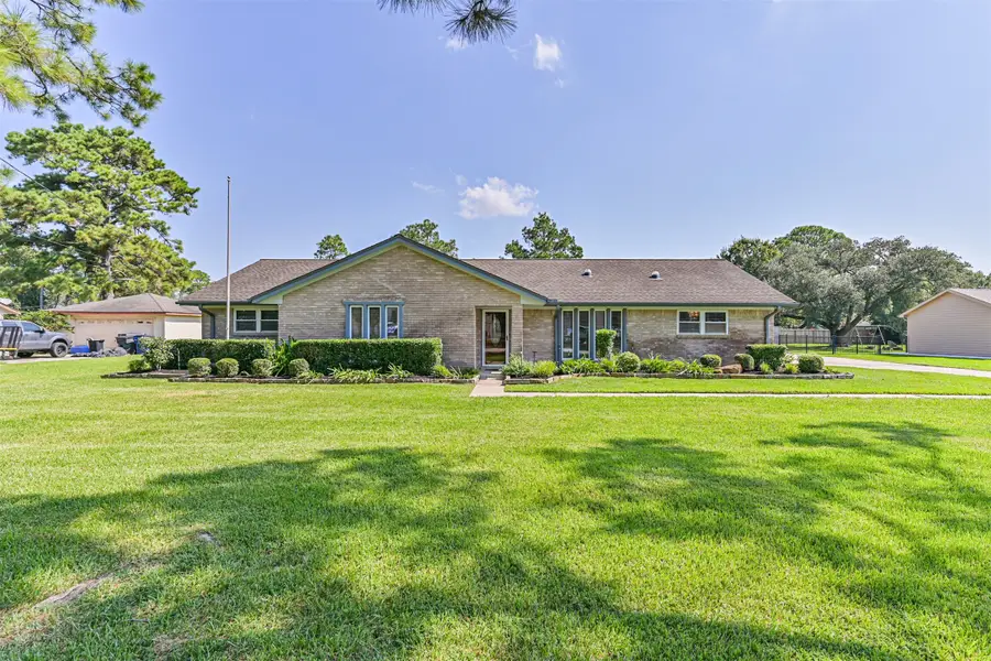 803 Greenbriar Avenue, Friendswood, TX 77546 - #2