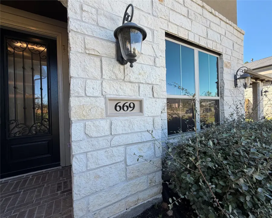 669 Platinum Stone Lane, Pinehurst, TX 77362 - Image #3