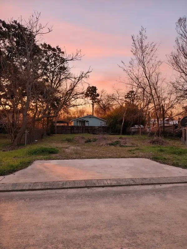 125 Bay Shore Drive, La Porte, TX 77571