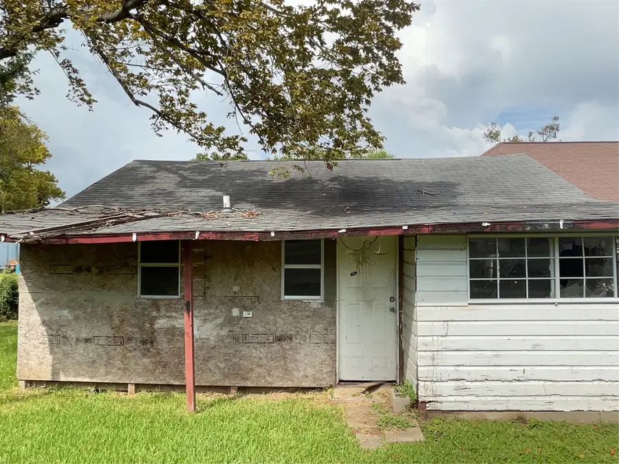 213 E Bernard Street, Clute, TX 77531 - #3