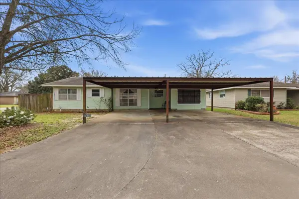 412 S 4th 1/2 Street, Nederland, TX 77627