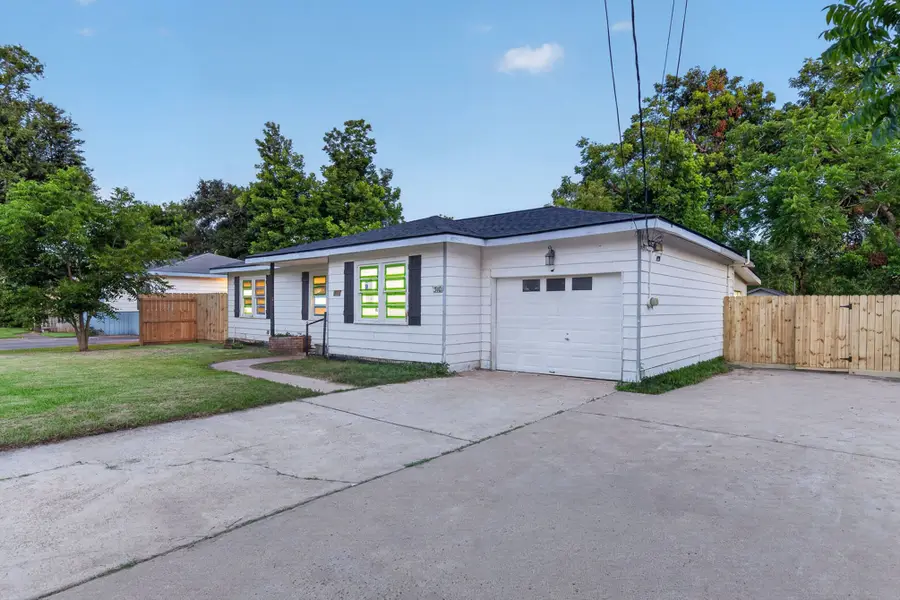 310 Nasturtium Street, Lake Jackson, TX 77566 - #2