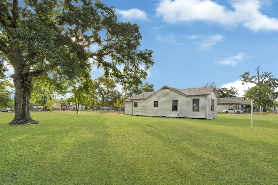 203 S 6th Street, Highlands, TX 77562 - #2