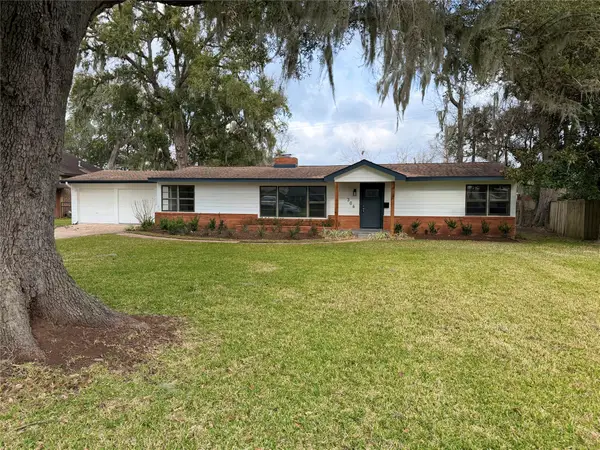 306 Oak Drive, Lake Jackson, TX 77566