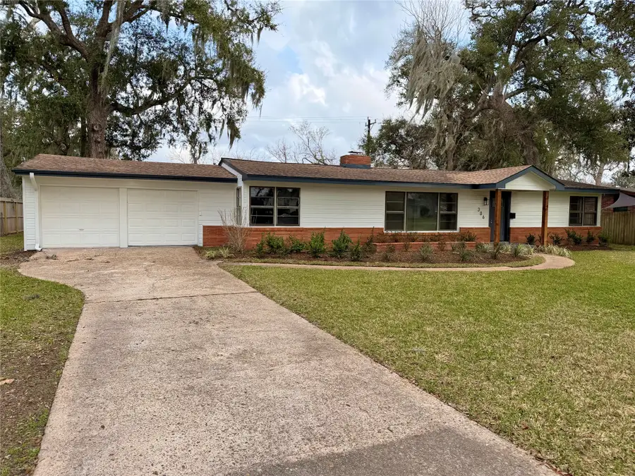 306 Oak Drive, Lake Jackson, TX 77566 - #2