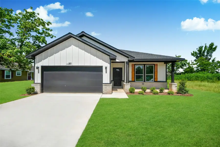 925 1st Street, Hempstead, TX 77445 - #2