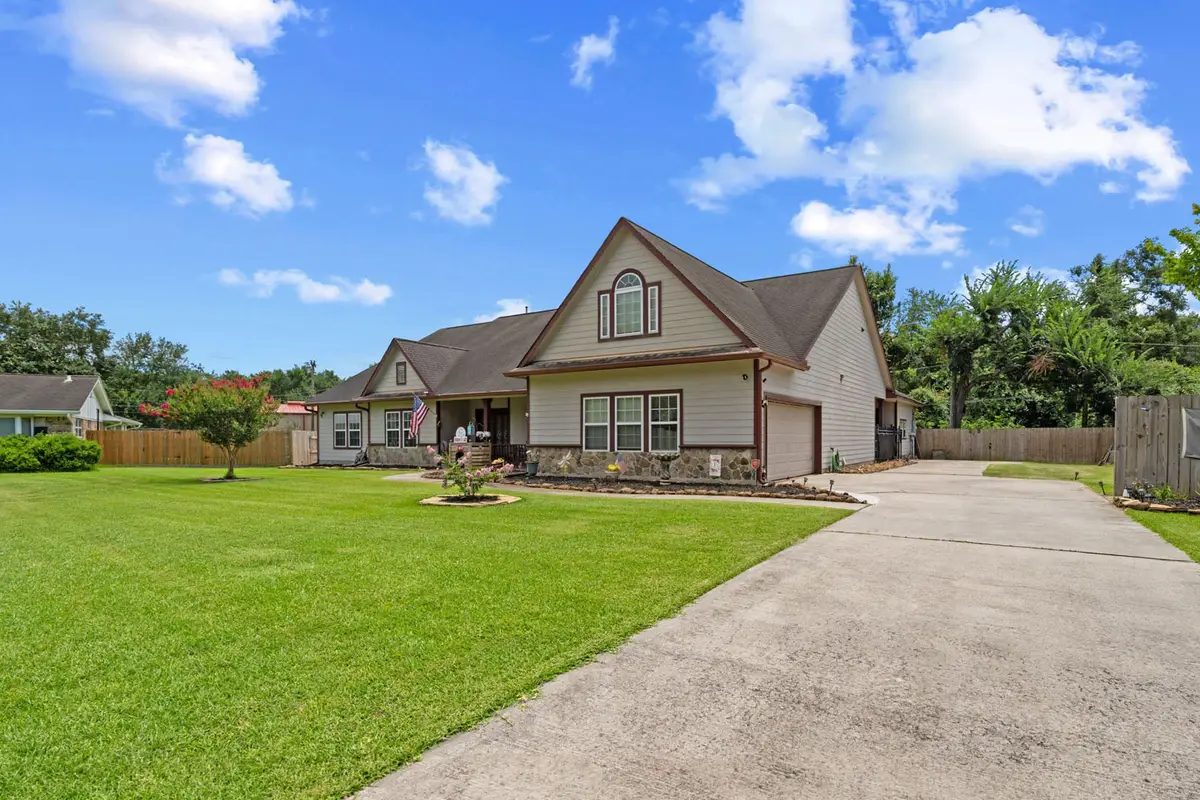 210 Southwood Circle, Baytown, TX 77520 - #1