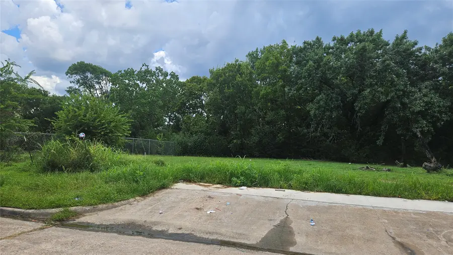 200 Avenue L, Baytown, TX 77520 - #2