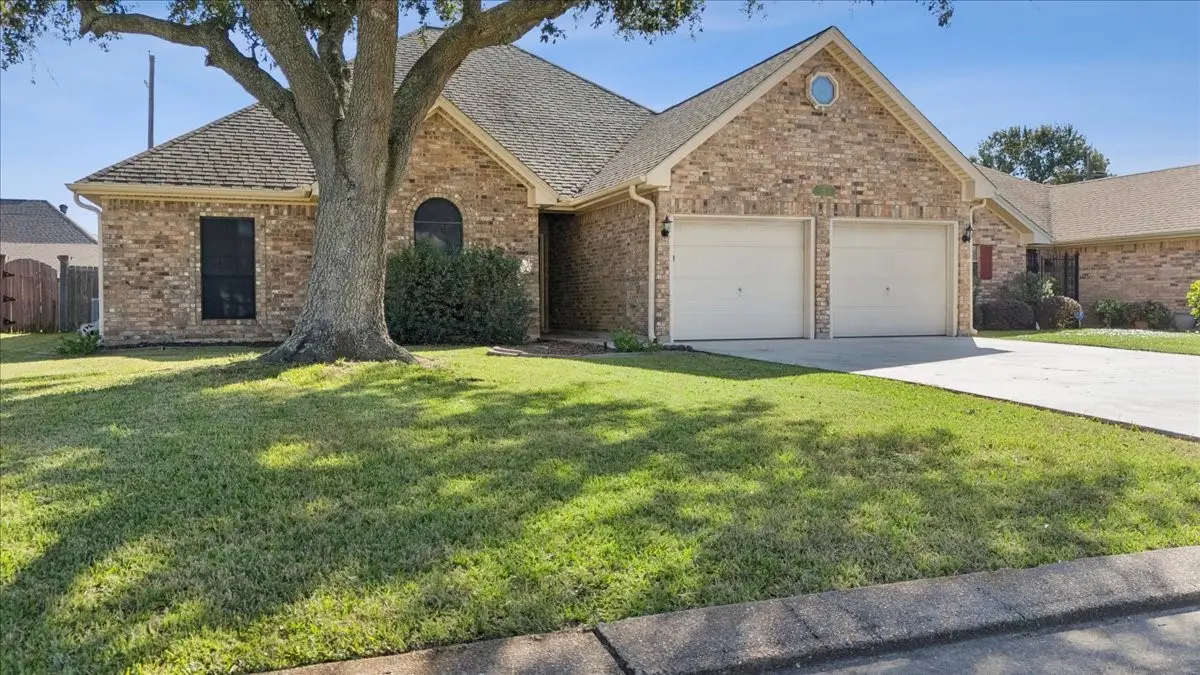 6820 Essex Lane, Groves, TX 77619 - Image #1