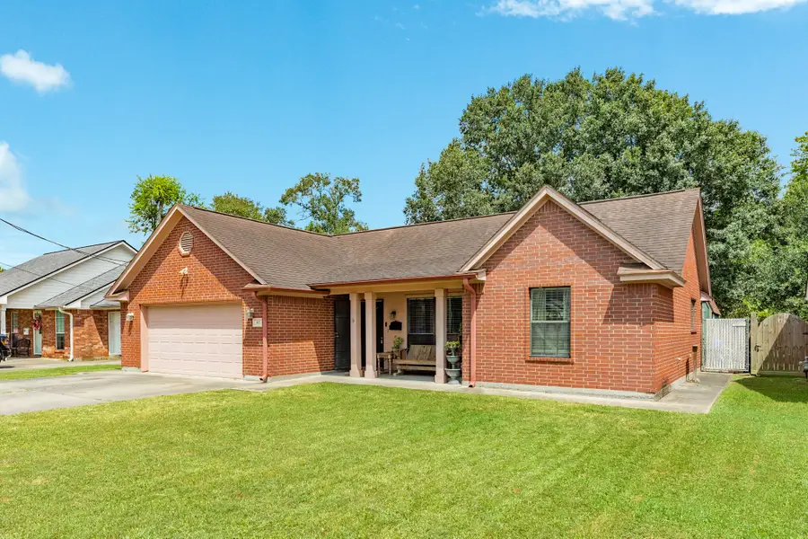 617 E Myrtle Street, Angleton, TX 77515 - #2