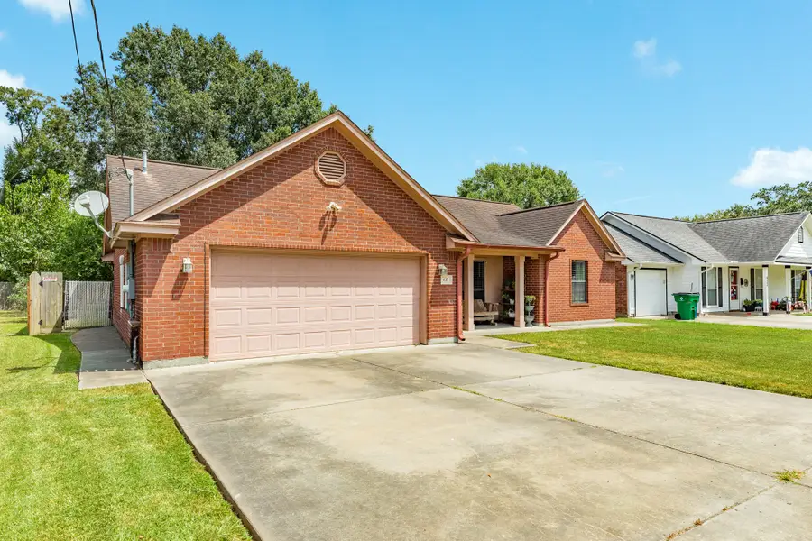 617 E Myrtle Street, Angleton, TX 77515 - #3