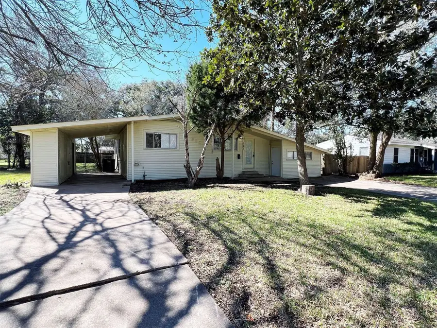 216 Camellia Street, Lake Jackson, TX 77566 - #2