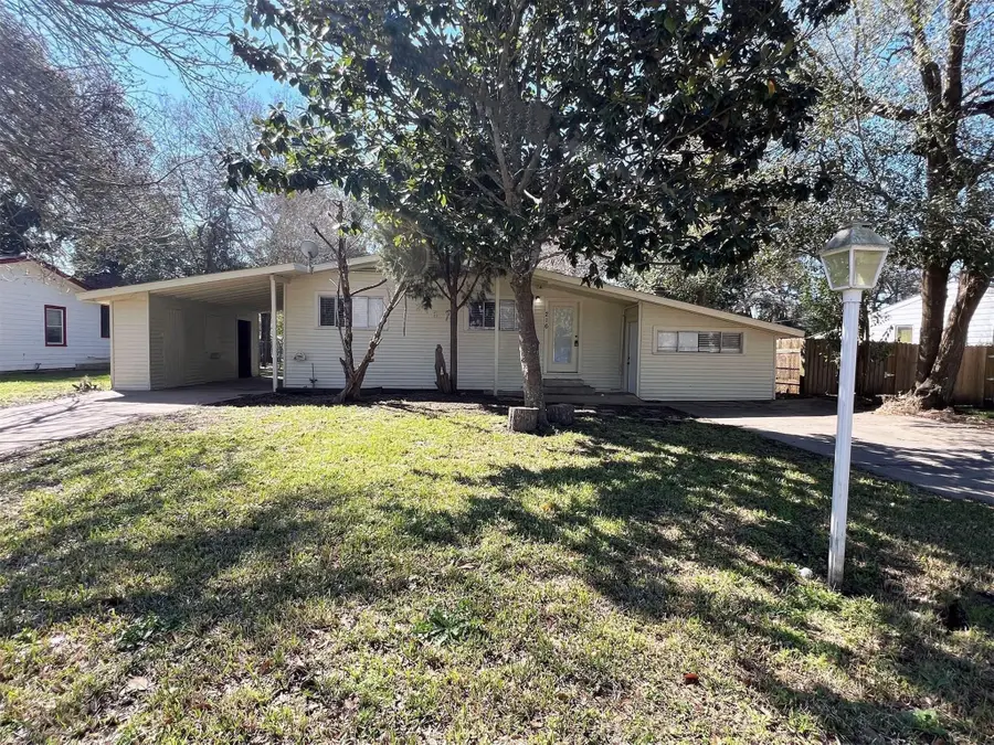216 Camellia Street, Lake Jackson, TX 77566 - #3