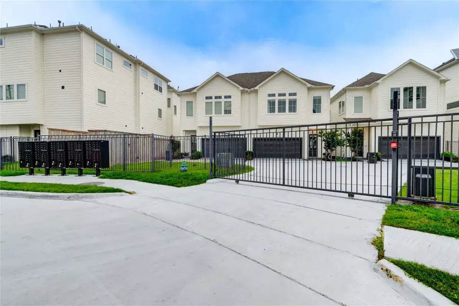 728 Carriage Knolls Drive, Houston, TX 77008 - Image #2