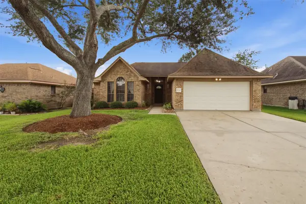 712 Manor Drive, Angleton, TX 77515