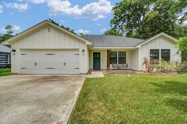 206 Southern Oaks Drive, Lake Jackson, TX 77566