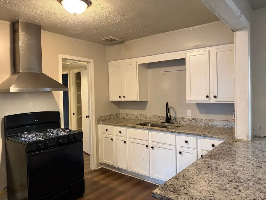 5818 Glenhurst Drive, Houston, TX 77033 - #2