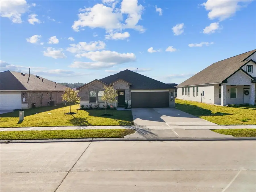111 Bunker Hill Court, Anahuac, TX 77514 - Image #2