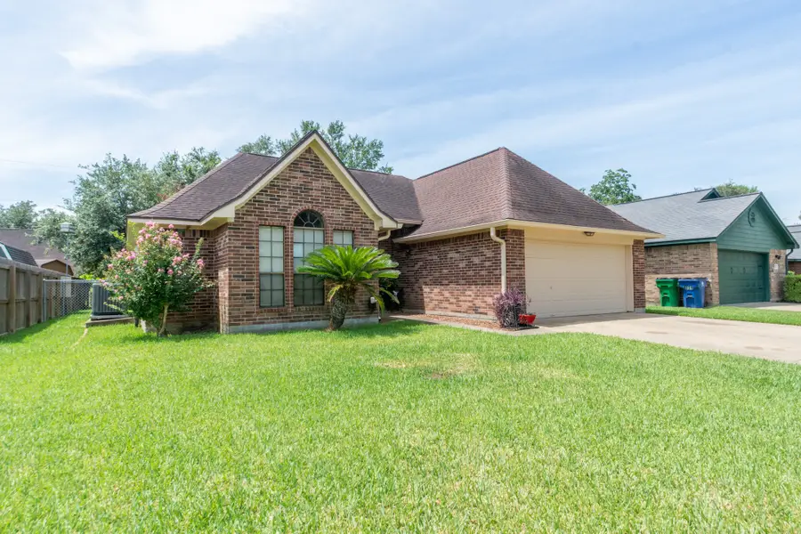 808 Manor Drive, Angleton, TX 77515 - Image #3