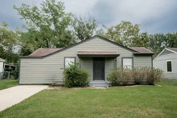 1308 N Rock Island Street, Angleton, TX 77515