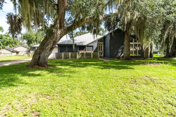 14 Seminole Lane, West Columbia, TX 77486