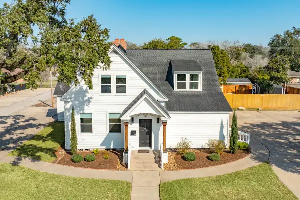 405 E Mulberry Street, Angleton, TX 77515