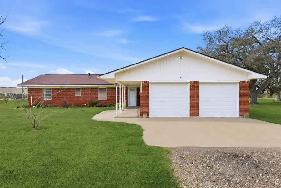 1839 W Henderson Rd, Angleton, TX 77515 - #2