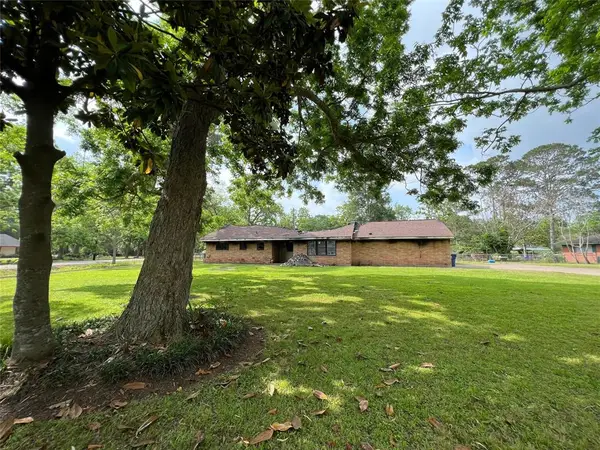 6403 Spencer Drive, Jones Creek, TX 77541