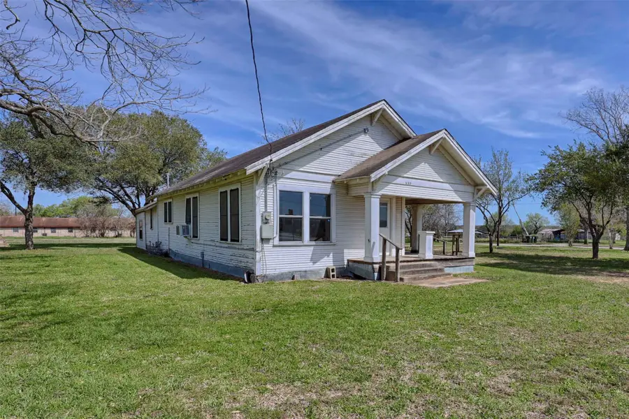 820 W Fairwinds Street, Hallettsville, TX 77964 - #2