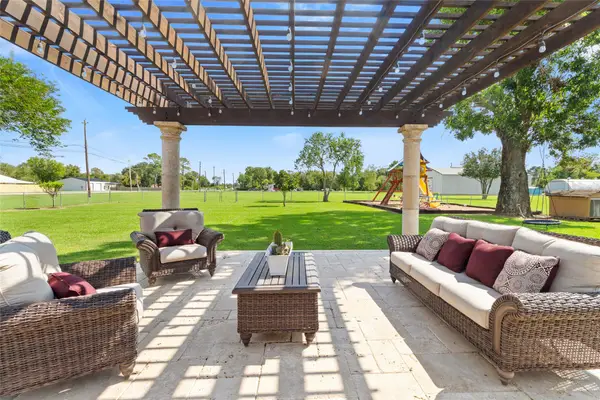 9203 Avenue G, Liverpool, TX 77577