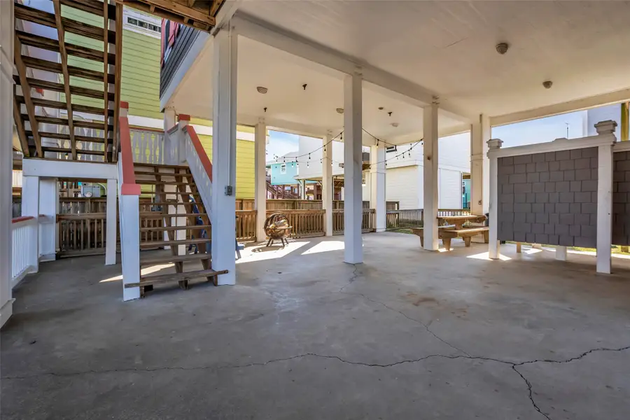 911 Tidelands Drive, Crystal Beach, TX 77650 - Image #3