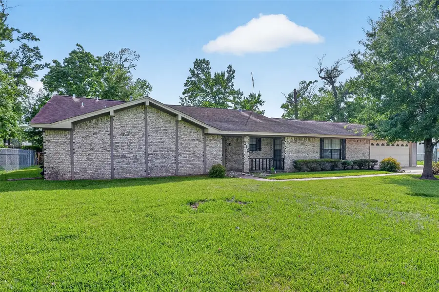 210 Woodhaven Street, Highlands, TX 77562 - #2