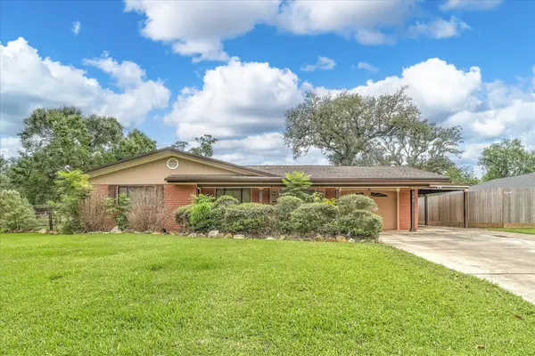 112 Persimmon Lane, Lake Jackson, TX 77566