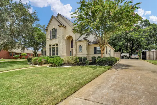 208 River Oaks Drive, Lake Jackson, TX 77566