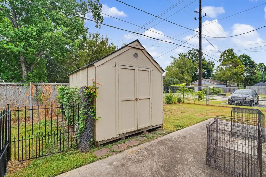 423 S 4th Street, La Porte, TX 77571 - #2