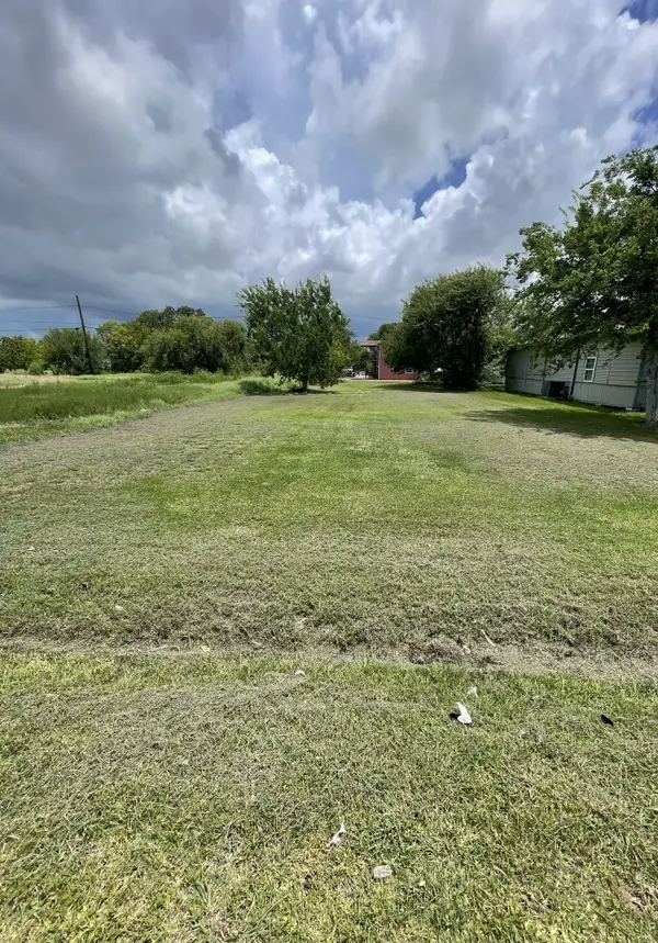 610 W 6th Street, Freeport, TX 77541