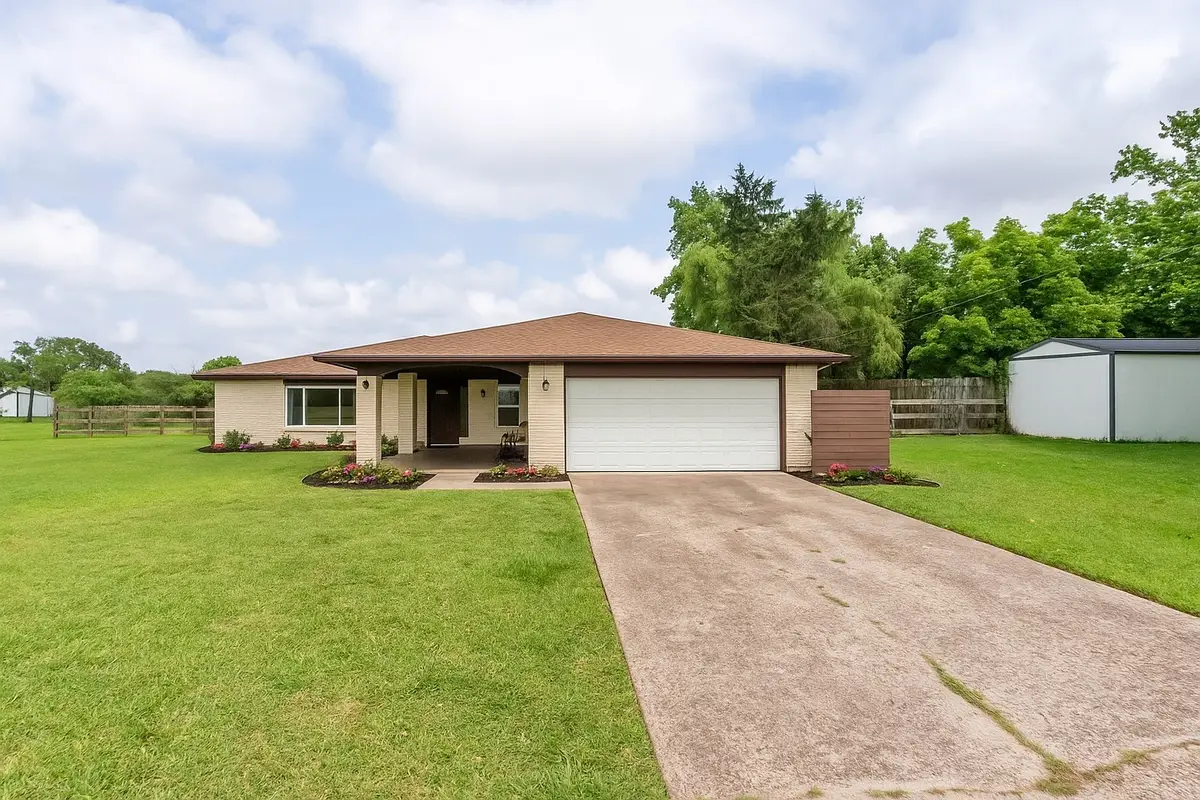 5211 Ghinaudo Road, Hitchcock, TX 77563 - Image #1