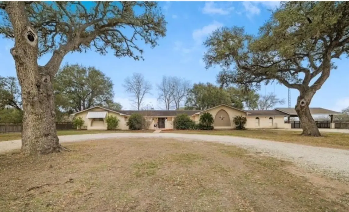 404 Glen Oaks, Cuero, TX 77954 - #1
