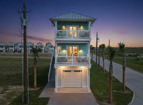 683 Seaside Dr, Crystal Beach, TX 77650