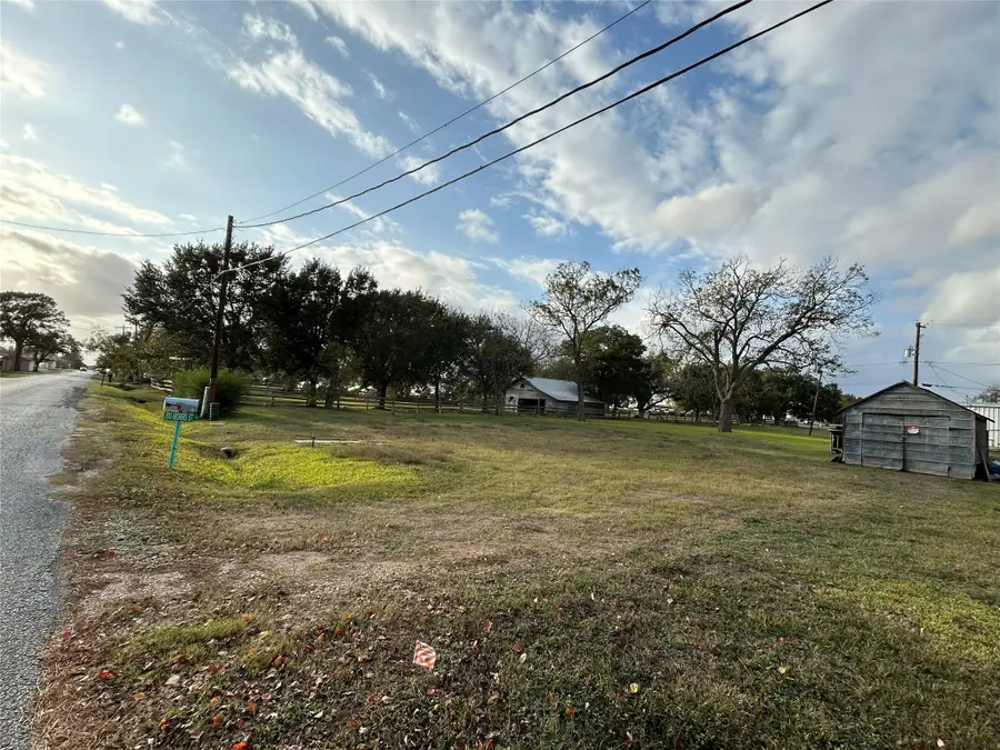 810 Morris Street, East Bernard, TX 77435 - Image #2