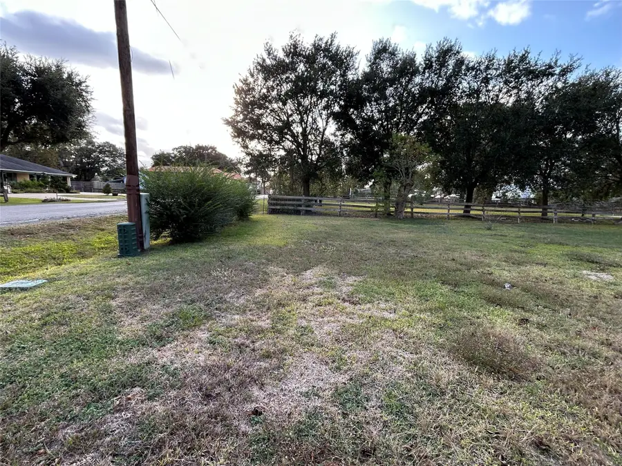 810 Morris Street, East Bernard, TX 77435 - Image #3