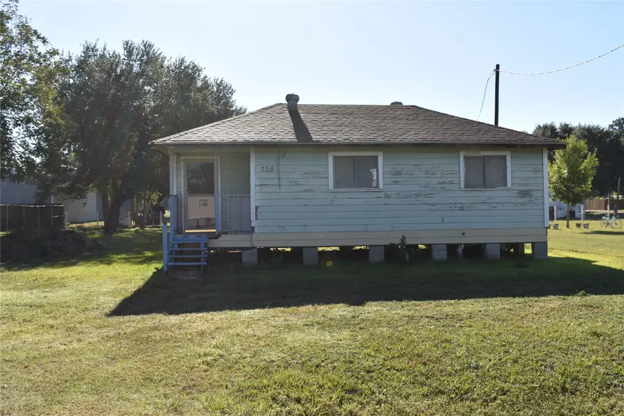 705 Margie Street, Wallis, TX 77485 - Image #2