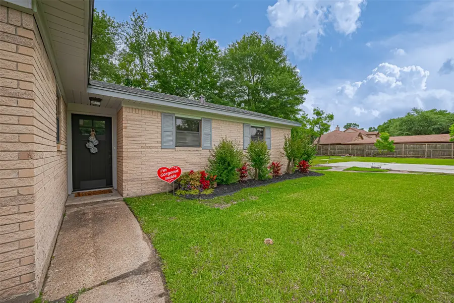 111 N 11th Street, Highlands, TX 77562 - #2