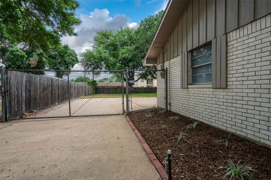 1025 N Meyer Street, Sealy, TX 77474 - #3