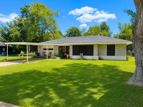 208 W Center Street, Eagle Lake, TX 77434