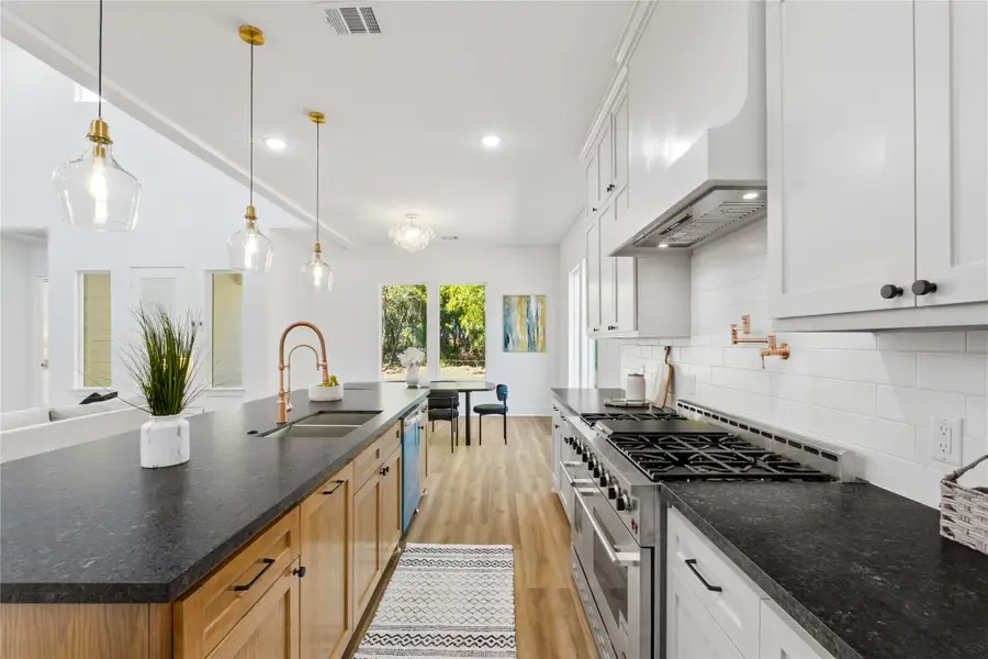 10913 Houston Drive, La Porte, TX 77571 - Image #3